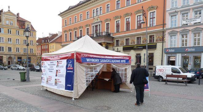 Policjanci ustalili: namiot PiS zniszczył wiatr i pech