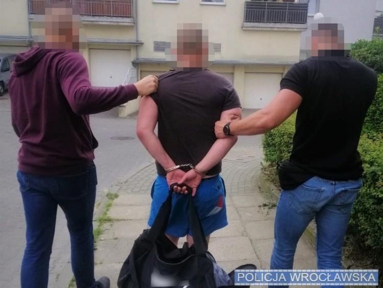 Seryjny przestępca zatrzymany przez wrocławskich policjantów. Ukrywał się za granicą