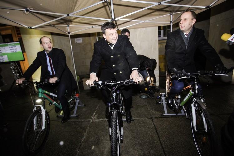 Wrocław: wiceminister i wojewoda na rowerze wygenerowali prąd do oświetlenia choinki [ZDJĘCIA]