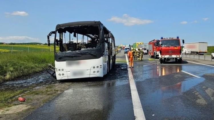 Pożar autokaru z dziećmi z Wrocławia na autostradzie A4. Są ranni [ZDJĘCIA]