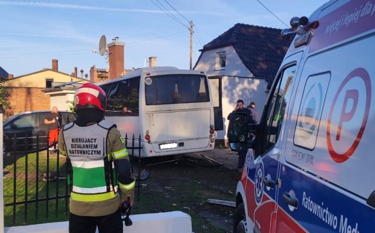 Autokar pełen dzieci staranował ogrodzenie, wpadł na podwórko i uderzył w dom