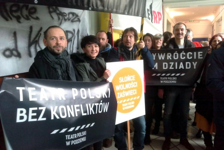 Kolejny dzień wojny o Teatr Polski. Przed salą sejmiku trwa protest