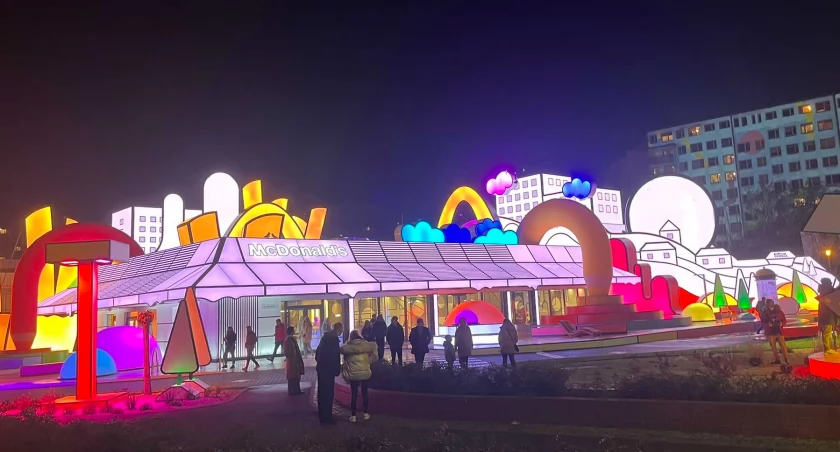 Wrocław: Kolorowy, świecący Mc Donalds zamknięty. 