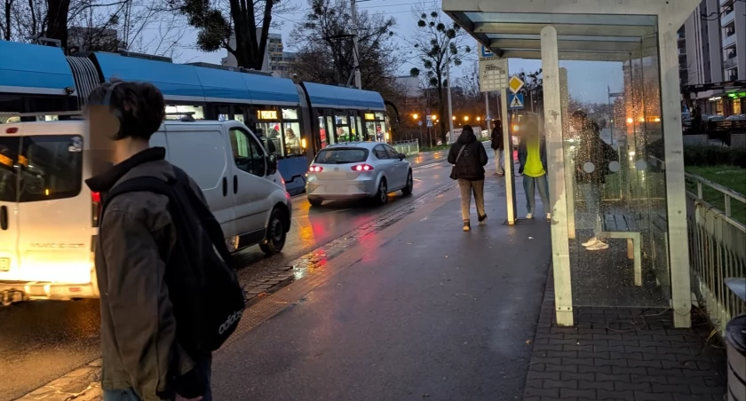 Wrocław: Znów o włos od wypadku na Przyjaźni. Tramwaje jechały naprzeciwko siebie