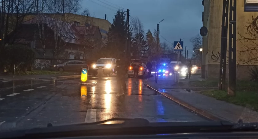 Wypadek we Wrocławiu. Dziewczyna wpadła pod samochód