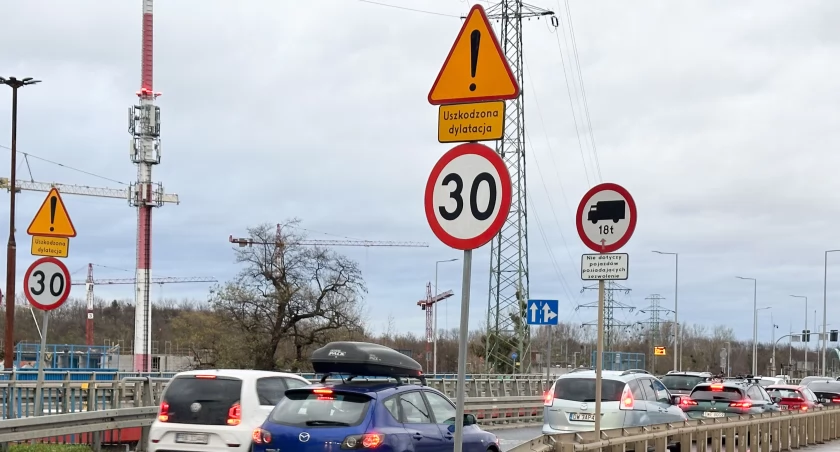 Rozpada się wjazd na Aleję Wielkiej Wyspy. Trzeba zwolnić do 30 km/h