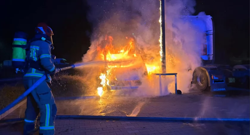 Groźny pożar na parkingu Lidla