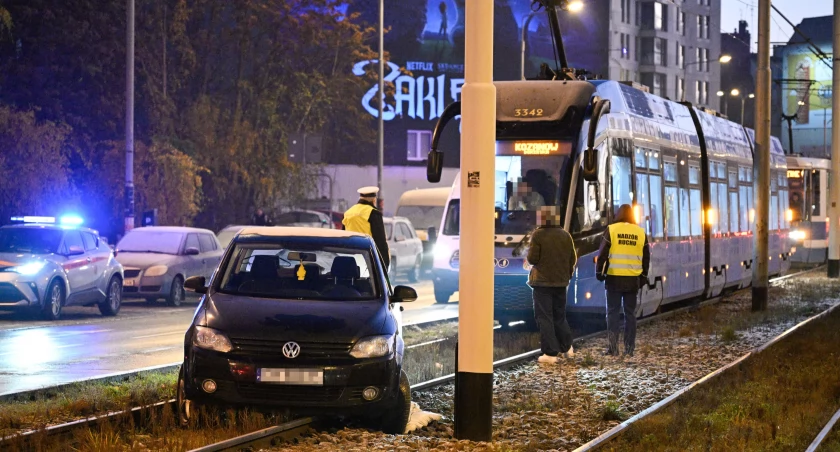 Wrocław: Ulica jak tafla lodu. Auto wjechało na torowisko