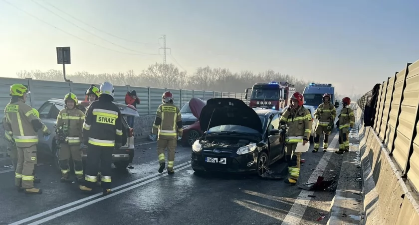 Wrocław: W karambolu na obwodnicy ucierpieli strażacy. Zatrzymali się, by pomóc