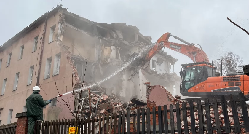 Wrocław: Dawny szpital w gruzach. Ruszyła wielka rozbiórka
