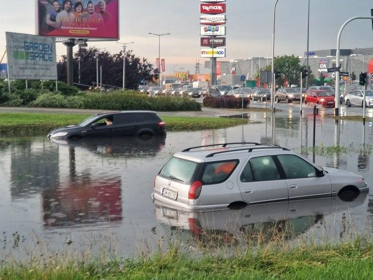 Wrocław: Trwa usuwanie skutków nocnej burzy