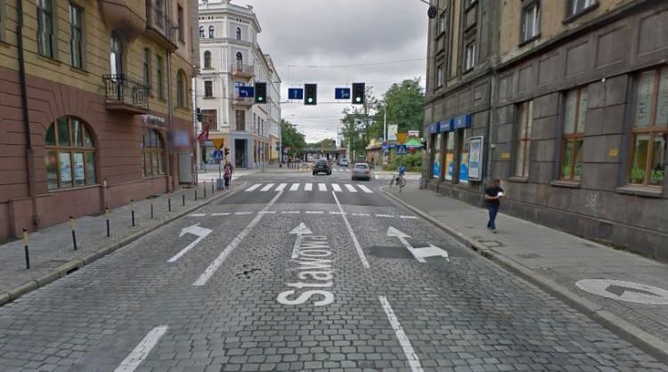 Utrudnienia w ruchu przy dworcach. Miasto prowadzi prace na jezdni