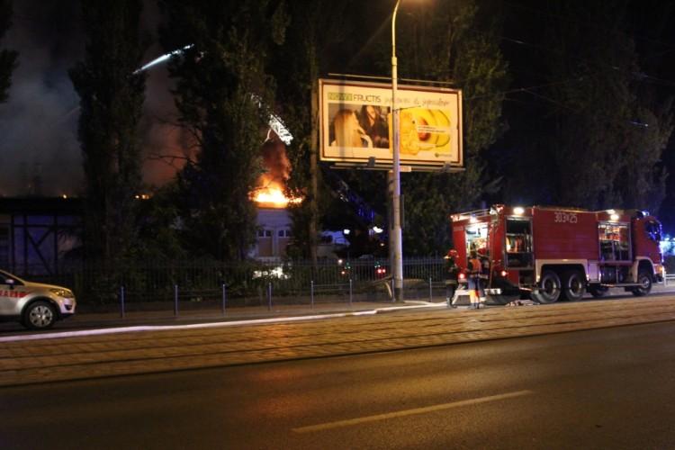 Nocny pożar w centrum miasta. Spłonął budynek historycznego dworca! [ZDJĘCIA, WIDEO]