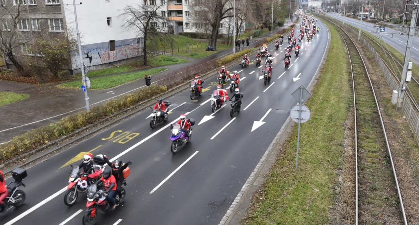 Mikołaje na motorach w wielkiej paradzie przez Wrocław