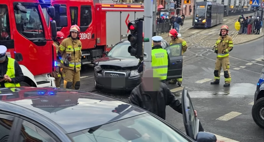 Wrocław: Wypadek pod Halą Targową, rozbite auta blokują skrzyżowanie