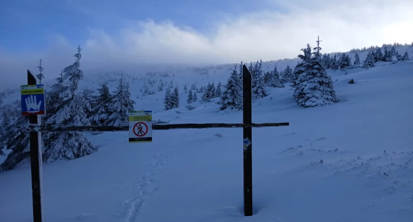 Pierwszy stopień zagrożenia lawinowego w Karkonoszach. Zamykają szlaki!
