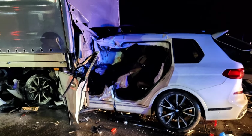 Koszmar na A4 pod Wrocławiem. BMW wbiło się w ciężarówkę!