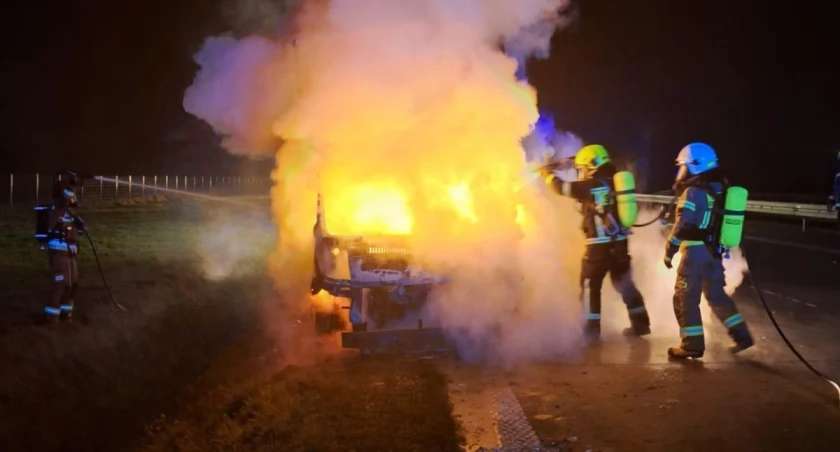 Nocny pożar na autostradzie A4. Bus spłonął doszczętnie 