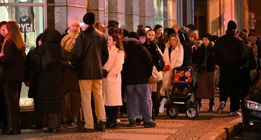 Wrocław: Tłum przed wejściem do nowej ukraińskiej restauracji