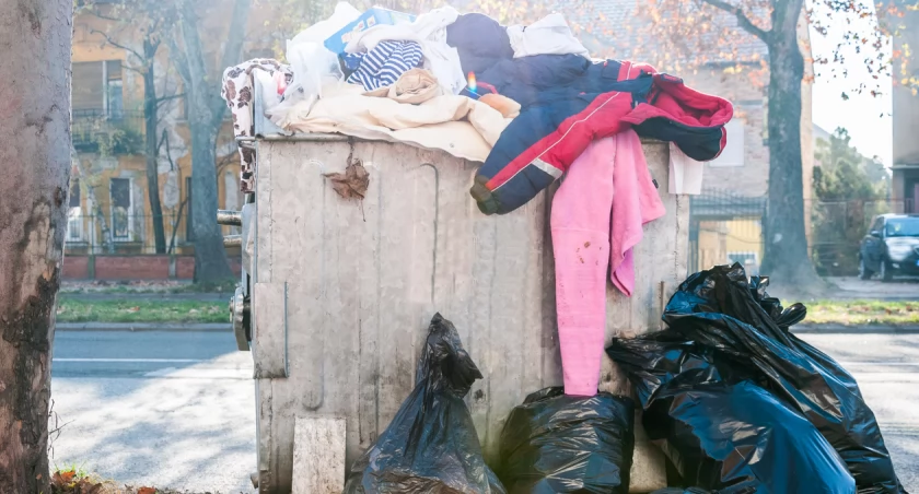 Zakaz wyrzucania ubrań do śmieci. Dziurawe skarpetki musisz... zawieźć na Janówek