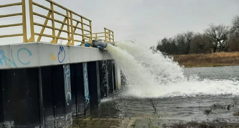 Wrocław: Pompują wodę z rzeki, żeby nie zalała budynków