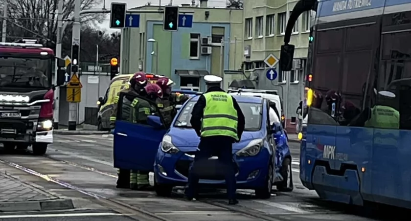 Wrocław: Tramwaj zderzył się z autem koło Kauflandu. Są utrudnienia 