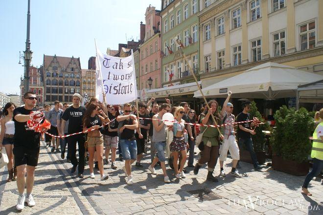 Na wrocławskich uczelniach rozdają folię bąbelkową, żeby... studenci mniej stresowali się w czasie sesji