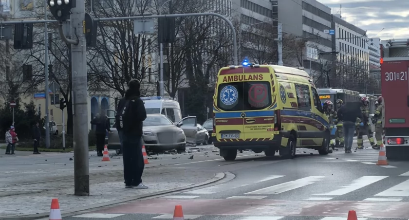 Wrocław: Wypadek radiowozu pod Arkadami. Dwaj policjanci są ranni