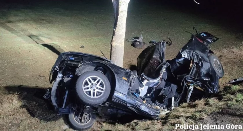 Wypadek na Dolnym Śląsku. Nie żyje dwóch nastolatków. Ich bmw roztrzaskało się o drzewo