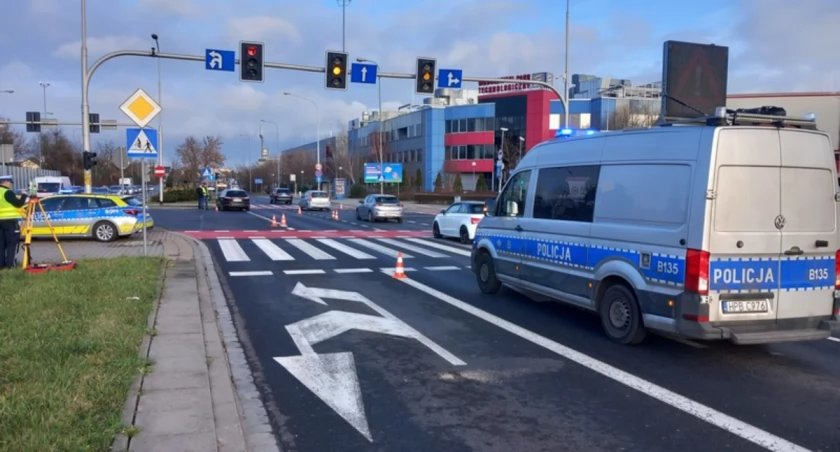 Wypadek na przejściu we Wrocławiu. Nie żyje starszy mężczyzna