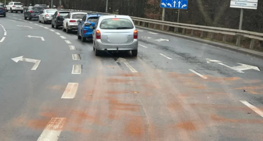 Wielka plama na Moście Milenijnym. Co tam się stało?