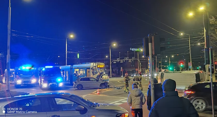 Wrocław: Groźny wypadek przy Wroclavii. Bus przewrócił się po zderzeniu z osobówką