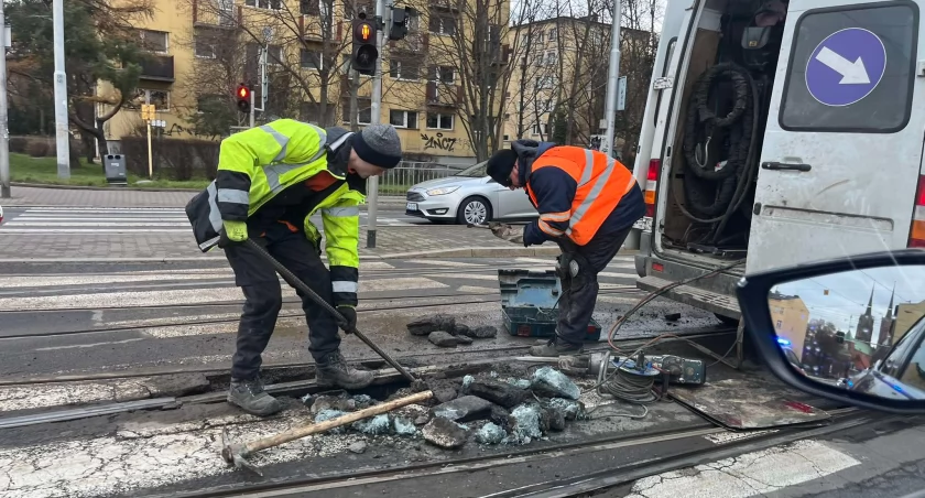 Poważna awaria MPK we Wrocławiu. Na Szczytnickiej pękły szyny