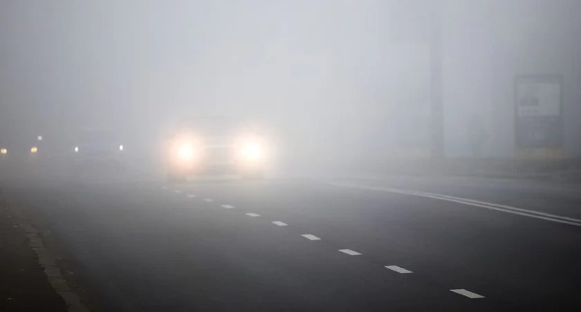 Uwaga kierowcy! Aż do rana gęsta mgła we Wrocławiu i okolicach 