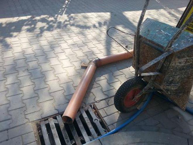 Dzięki zmyślnej instalacji wylewali nieczystości z toalet do studzienki deszczowej
