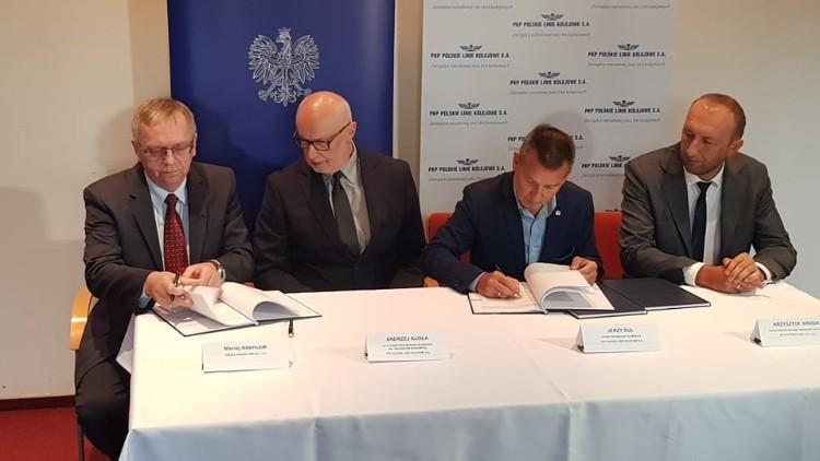 Krok w stronę przywrócenia kolei na Dworcu Świebodzkim. PKP podpisało umowę