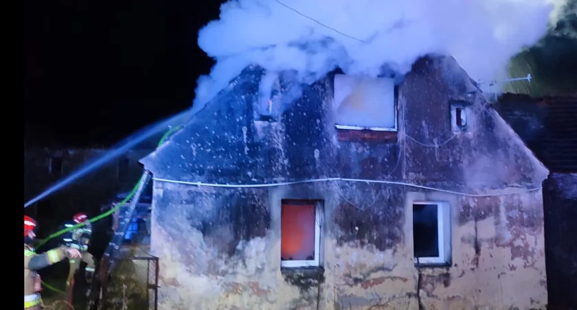 Człowiek zginął w pożarze domu jednorodzinnego na Dolnym Śląsku