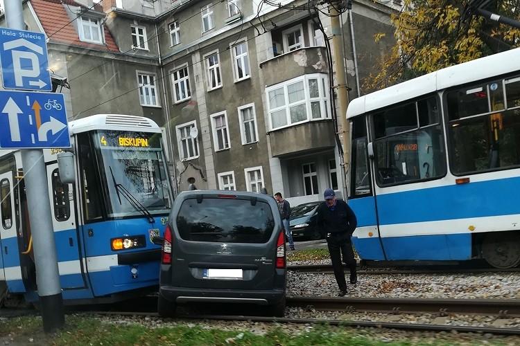 Zderzenie tramwaju i samochodu w pobliżu zoo. Ranny kierowca