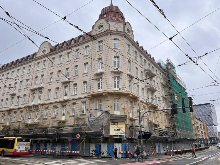 Wrocław: Hotel Grand remontowany w nieskończoność. Widać już elewację