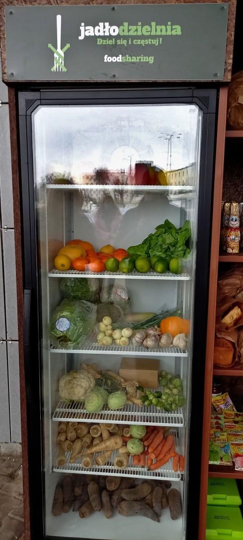 We wrocławskim centrum handlowym stanęła tzw. lodówka społeczna
