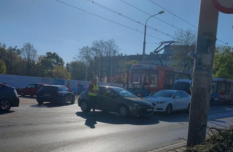 Wypadek na Krakowskiej. Auta zablokowały przejazd komunikacji miejskiej