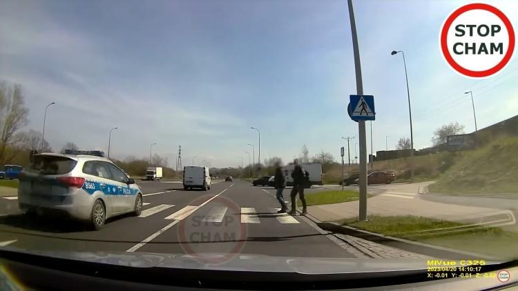 Zaskakujące nagranie. Policja zajechała drogę pieszym na przejściu [WIDEO]