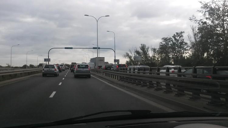 Dwie osoby ranne w wypadku na AOW. Zachodnia część Wrocławia była sparaliżowana [ZDJĘCIA]
