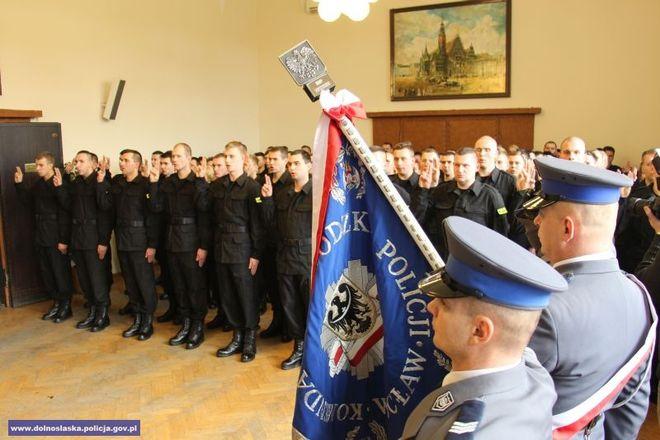 Ponad stu nowych policjantów i policjantek będzie służyło we Wrocławiu i w całym regionie
