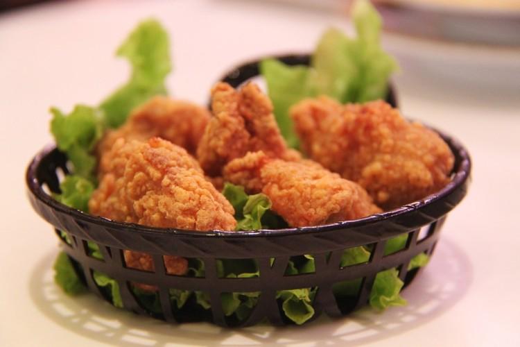 Wrocław: podopieczni Towarzystwa im. Brata Alberta dostają kurczaki z fast foodu