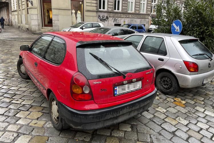 Zostawiłeś auto na ulicy? Uwaga! Może trafić na licytację!