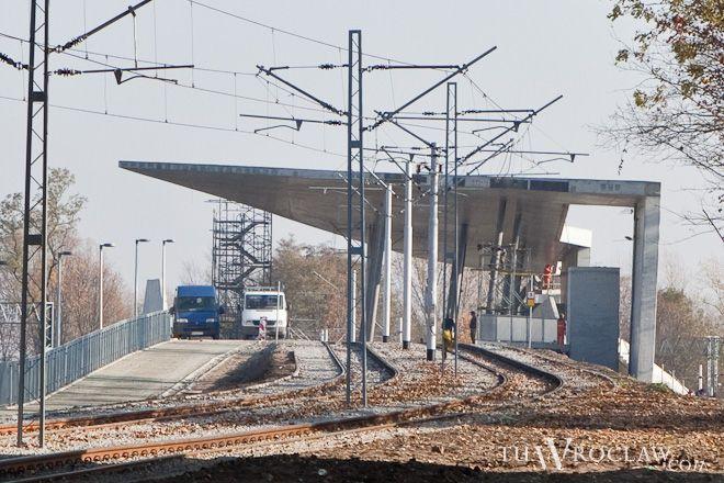 Komunikacja w rejonie nowego stadionu: chaos i tłok znikną dopiero na wiosnę?