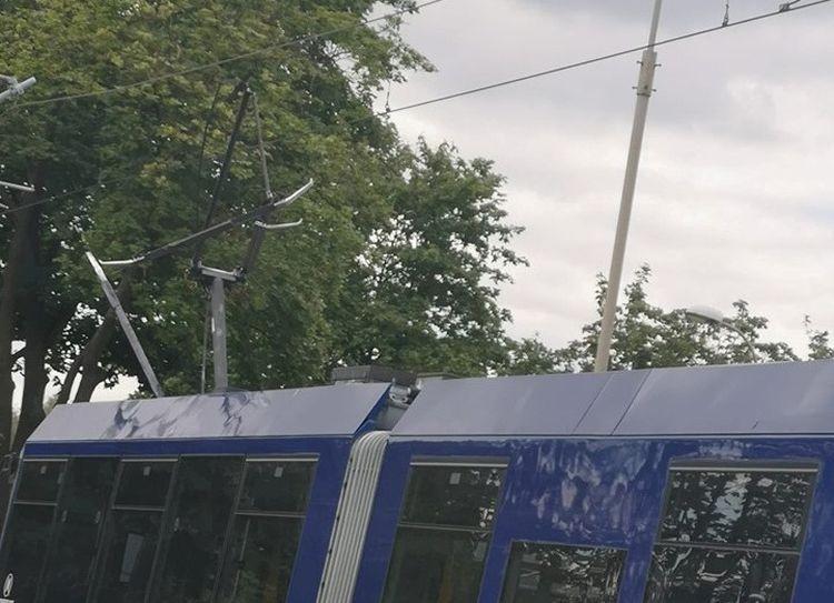 Połamane pantografy na Kosmonautów i Grabiszyńskiej