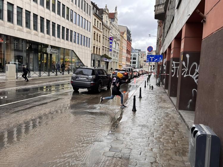 Wrocław: Ulica Ruska pod wodą. Pękła rura, paraliż komunikacyjny