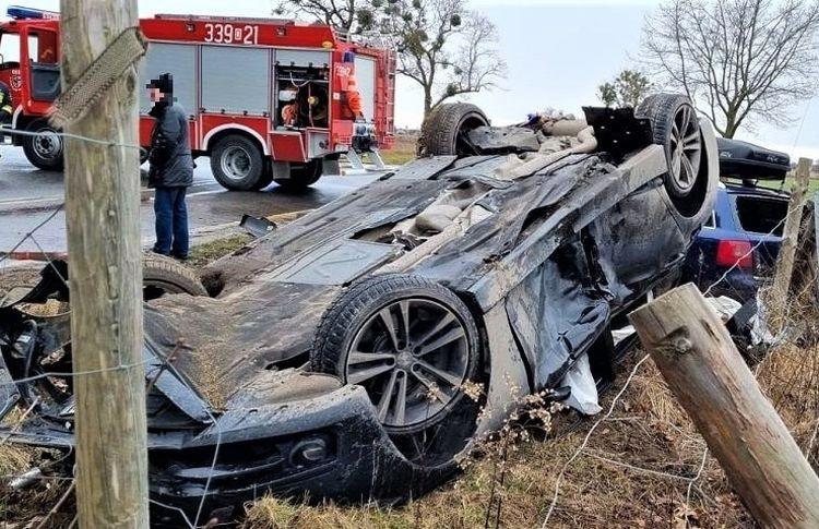 Wypadek pod Wrocławiem. Dachowało auto, jedna osoba ranna. Zobacz zdjęcia